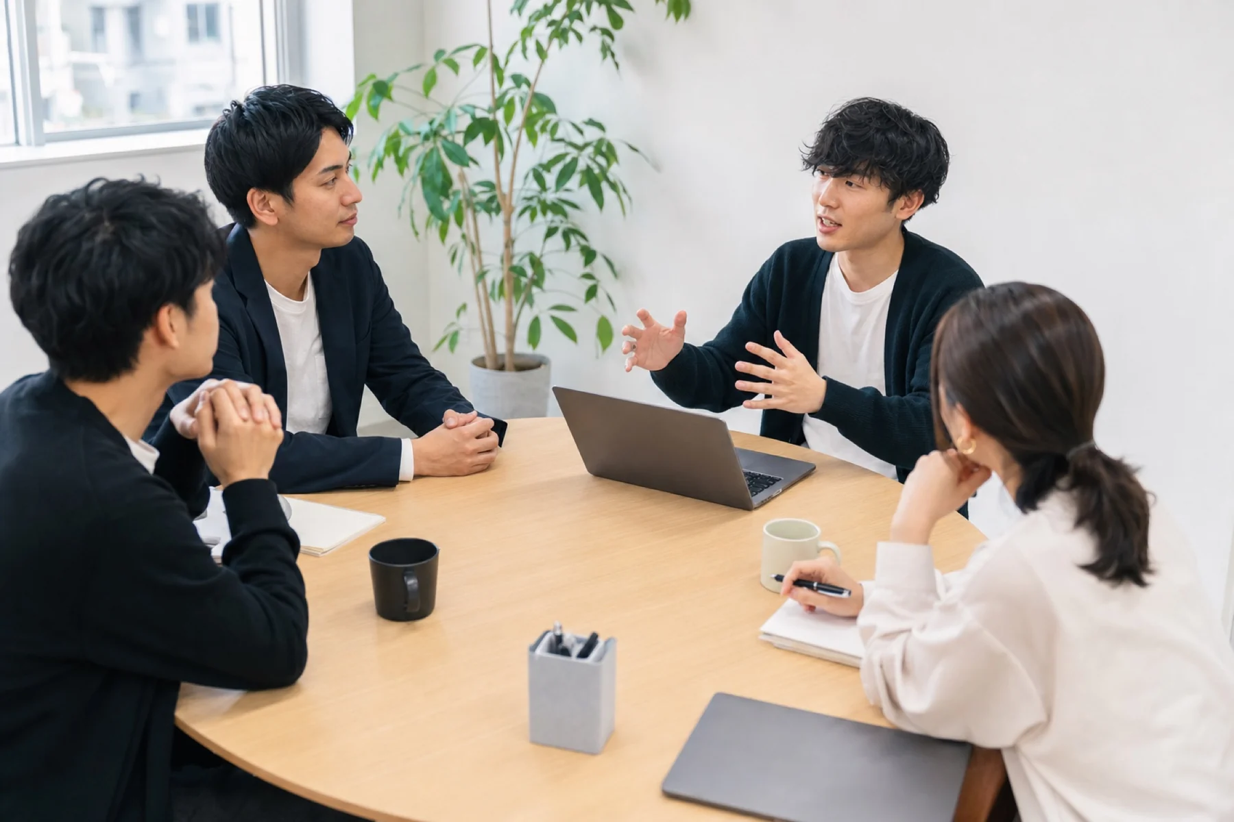テーブルを囲んで意見を交わす若手チーム