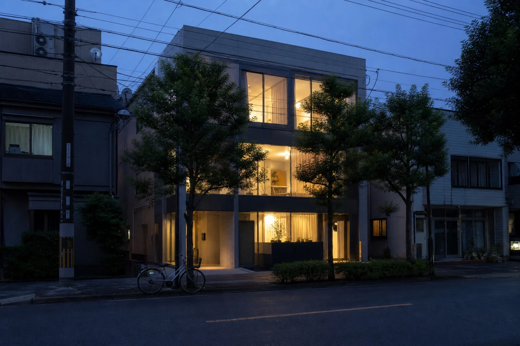 夕景の名古屋にあるオフィスビル
